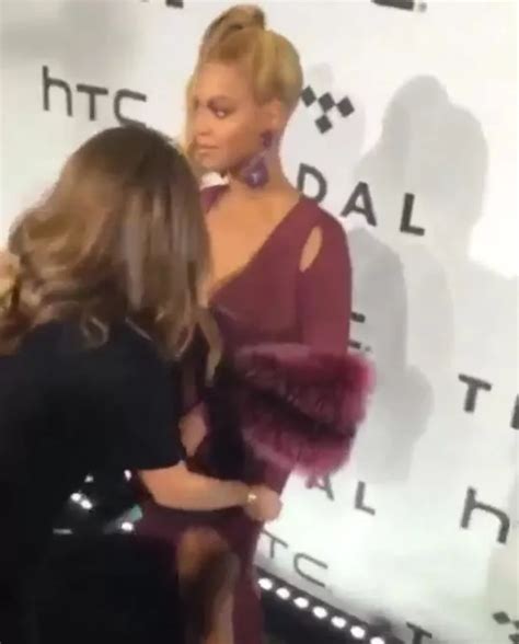 Beyonce Stops Assistant From Covering Her Boobs!! (VIDEO)